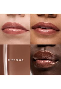 Cztery zbliżenia ust w różnych odcieniach brązu, z błyszczącym wykończeniem, podpisane "05 Gorąca Czekolada" grubym białym tekstem na dole.