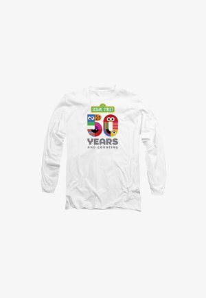 Langärmliges weißes T-Shirt mit einem bunten Grafikdesign, das "Sesamstraße", "50 Jahre" und Cartoon-Charaktere in lebhaften Farben zeigt.