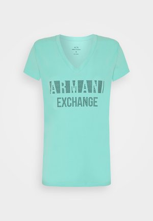 Jasno-turkusowa koszulka z krótkim rękawem i dekoltem w serek, z napisem "ARMANI EXCHANGE" wykonanym czarnymi kropkowanymi literami na wysokości klatki piersiowej.