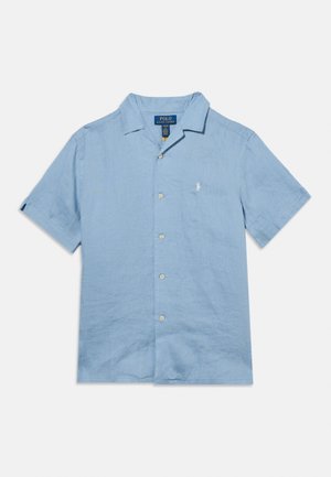 Lyseblå kortærmet linskjorte med hvide knapper og lille hvid broderet logo på brystet, lagt fladt på en hvid baggrund.