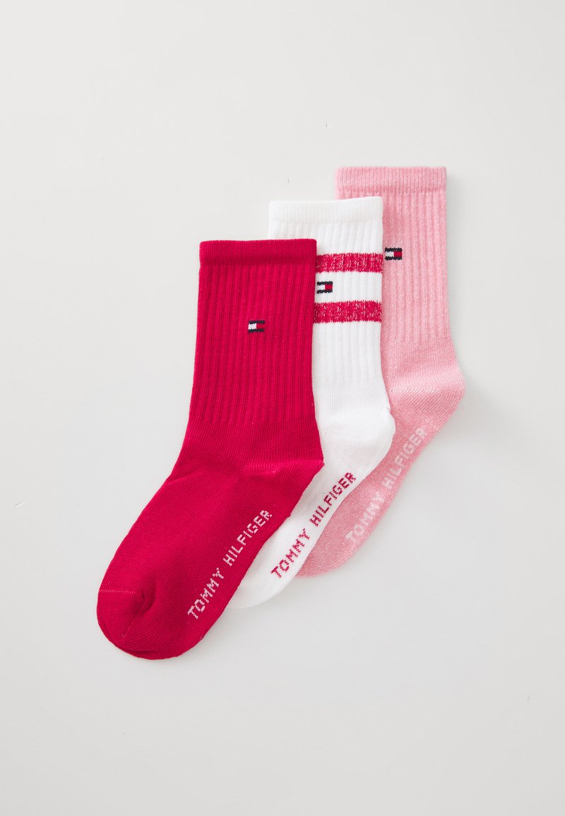 Calcetines de algodón de caña media en rojo, blanco y rosa; textura acanalada, con logo de la marca y rayas en el calcetín blanco; acabado de tela suave.