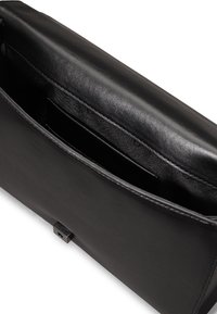 Borsa a mano nera in pelle con una superficie liscia, forma rettangolare e una chiusura semplice a pulsante. Presenta una tasca interna per l'organizzazione.