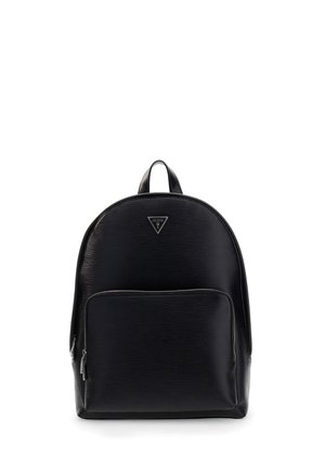 Čierny textúrovaný batoh s predným vreckom na zips, horným držadlom a logom Guess na prednej strednej časti.