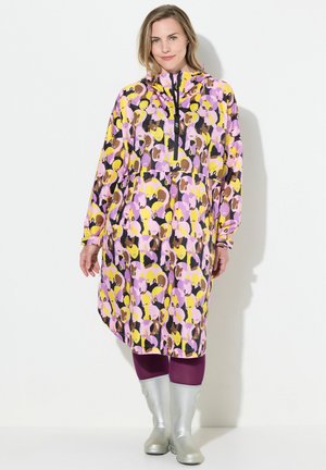 Imperméable coloré en motifs abstraits rose, jaune et marron, avec un col montant, des manches longues et une fermeture éclair à l'avant.