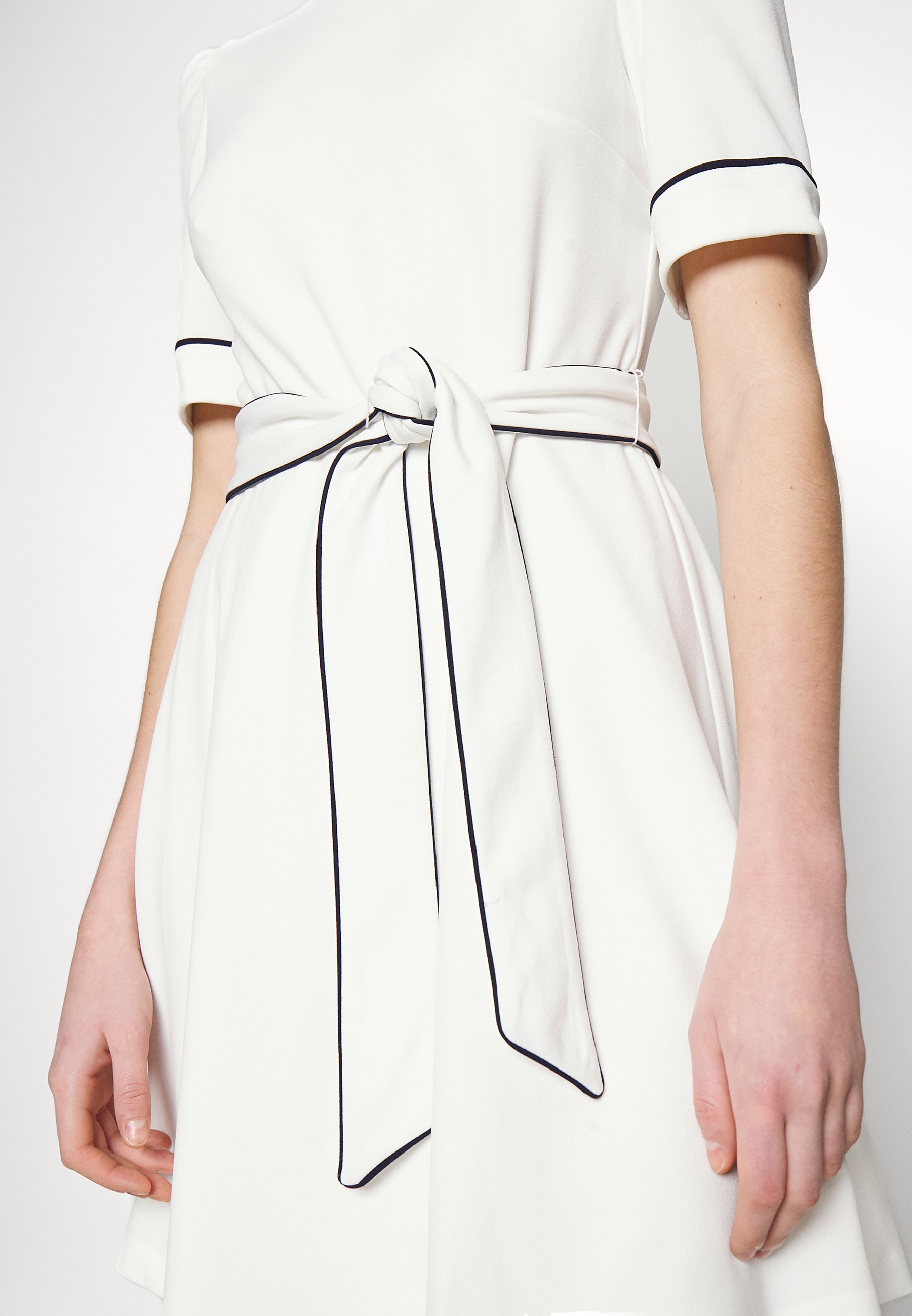 DKNY SHORT PUFF SLEEVE BELTED FIT AND 