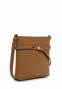 Borsa a tracolla in pelle marrone con texture liscia, forma rettangolare e chiusura a bottone dorato. Caratterizzata da una cinghia frontale e tracolla abbinata.