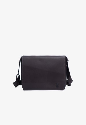 Borsa a tracolla in pelle nera con finitura testurizzata, dotata di chiusura a patta, tracolla regolabile e un discreto logo sul davanti.