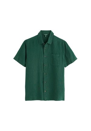 Tmavě zelená košile s krátkými rukávy na knoflíky s límečkem a náprsní kapsou, zobrazena na bílém pozadí.