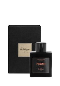 Schwarze rechteckige Box mit strukturiertem Finish, die eine schwarze Glasparfümflasche enthält. Das Etikett zeigt goldene und orangefarbene Schriftzüge.