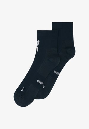 Nakitnanke mornarski plave boje s teksturiranim uzorkom, bijelim logotipom sa strane i jastučićima na potplatu za udobnost.