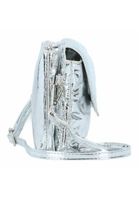 Metallisch silberne Umhängetasche mit texturierter Oberfläche, Reißverschluss, verstellbarem Riemen und kompakter, strukturierter Form.