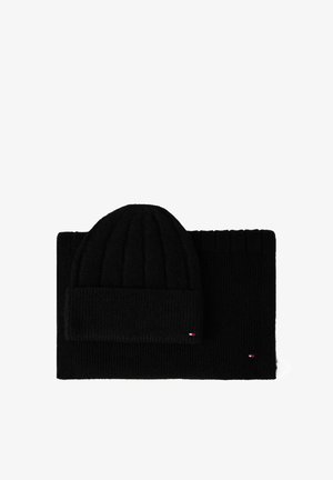Czarny zestaw czapki beanie i szalika, z prążkowaną teksturą, z podwiniętym mankietem na czapce oraz minimalnymi akcentami logo na obu elementach.