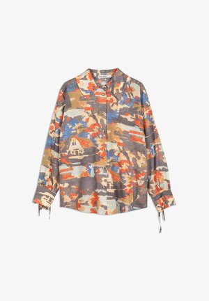 Camisa de manga larga con botones, de patrón abstracto multicolor en naranja, azul, beige y marrón, con cuello puntiagudo y lazos en las muñecas.