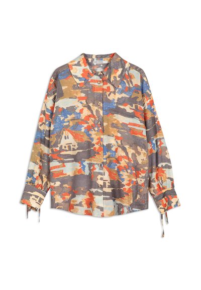 Camicia a maniche lunghe con motivo astratto multicolore in arancione, blu, beige e marrone, dotata di colletto a punta e legature sui polsi.