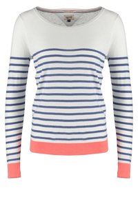 Sweter z długim rękawem w paski z niebieskimi i białymi poziomymi paskami, koralowym wykończeniem i dekoltem w kształcie litery V, wykonany z miękkiego dzianiny.