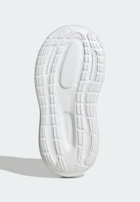 Semelle de sneaker blanche en caoutchouc texturé avec un design de grip à motifs. Intègre la marque "CLOUDFOAM" au centre.