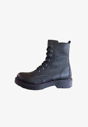 Bottine en cuir noir avec surface texturée, design à lacets, bout rond et coutures rouges contrastantes sur la semelle. Présente une languette en boucle.