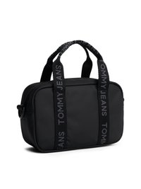 Borsa da viaggio rettangolare nera realizzata in tessuto testurizzato, dotata di doppi manici superiori con marchio inciso e una tasca principale con zip.