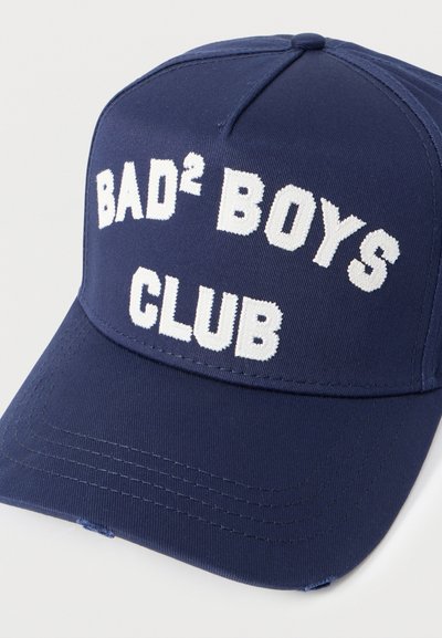 Șapcă albastru marin din material textil, cu text brodat alb "BAD² BOYS CLUB" pe partea frontală, având un design structurat și vizieră curbată.