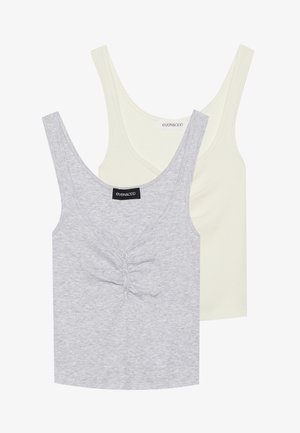 Kaksi toppeja: yksi vaaleanharmaa, jossa on tekstuuri ja etunapit, sekä yksi yksivärinen kerma. Molemmissa on leveät hihnat ja pyöreä pääntie.