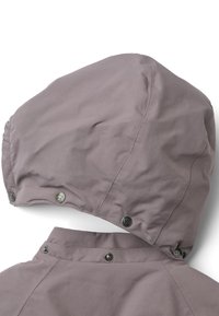 Chaqueta exterior gris con capucha fruncida, cierres de broche en el cuello y una tela lisa y texturizada.