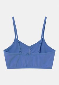 Sutiã bralette azul claro feito de tecido macio, apresentando alças finas ajustáveis, um design em V e um detalhe franzido nas costas.