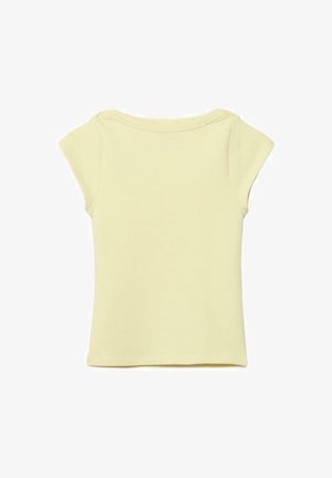 Lichtgele, korte mouwen, aansluitend T-shirt met een boothals, plat gelegd op een witte achtergrond.