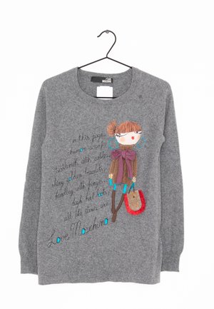 Grauer Pullover mit Rundhalsausschnitt, verziert mit buntem, gesticktem Design eines Mädchens mit Accessoires und Text darunter. Weiche, gestrickte Textur.