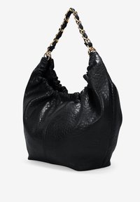 Bolso hobo de cuero negro con superficie texturizada, parte superior fruncida y correa de cadena dorada. Forma curva con una amplia apertura para mayor comodidad.