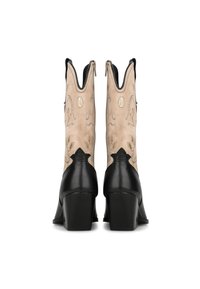 Botas de vaquero de ante marrón con detalles de cuero negro, patrones bordados, punteras puntiagudas y tacones cuadrados que cuentan con cremalleras laterales para un fácil uso.