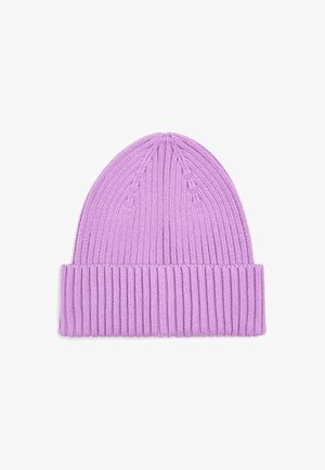 Bonnet tricoté lilas avec revers plié, présentant une texture côtelée et une partie supérieure en forme de cône, présenté sur fond blanc.