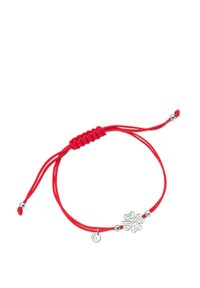 Czerwona bransoletka z sznurkiem, ozdobiona srebrnym kwiatowym zawieszką oraz małą okrągłą etykietką. Sznurek jest regulowany, z metalowymi koralikami przy zapięciu.