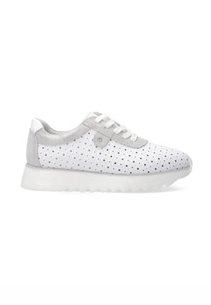 Weißer perforierter Sneaker mit grauen Akzenten, Schnürsenkeln und einer strukturierten weißen Sohle. Verfügt über eine glatte Ferse und minimalistisches Design.