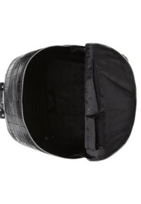 Černý batoh s embosovaným krokodýlím vzorem a texturovaným povrchem. Disponuje zipovým uzávěrem a látkovým interiérem se značkovým vzorem. Viditelné jsou různé přihrádky.