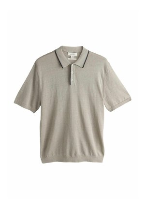 Világosszürke rövid ujjú galléros póló, három fehér gombbal és vékony sötét csíkkal a gallér szélén.