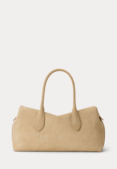 Μπεζ τσάντα χειρός από σουέτ με στρογγυλεμένες λαβές στο πάνω μέρος και ορθογώνιο, μαλακά δομημένο σώμα σε απλό λευκό φόντο.