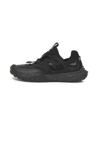 Schwarze Sportschuhe mit einer strukturierten Gummisohle, Mesh-Eins�ätzen und einer geformten Zehenpartie. Sie verfügen über ein Schnürdesign mit einer Zuglasche an der Ferse.