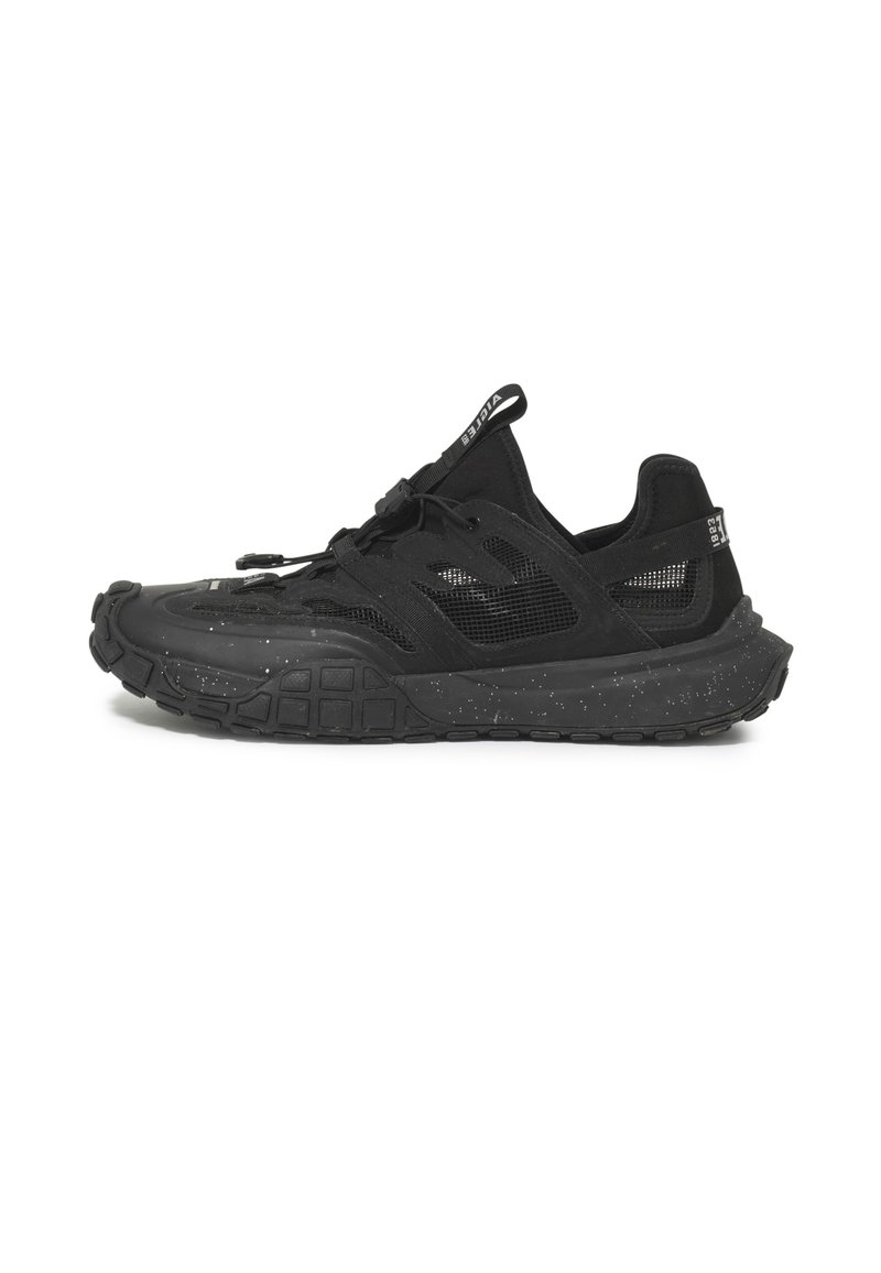 Schwarze Sportschuhe mit einer strukturierten Gummisohle, Mesh-Einsätzen und einer geformten Zehenpartie. Sie verfügen über ein Schnürdesign mit einer Zuglasche an der Ferse.