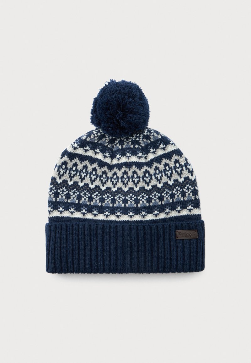 Gorro de inverno tricotado em azul marinho e branco, com padrão geométrico, aba dobrada em canelado, grande pom-pom em cima e pequena etiqueta de marca em couro.