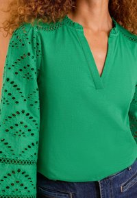 Love & Roses BRODERIE V NECK  REGULAR FIT - Hosszú ujjú felső - green