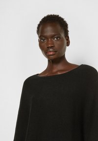 Davida Cashmere TRIANGLE PONCHO - Cape - black - Zalando.ie