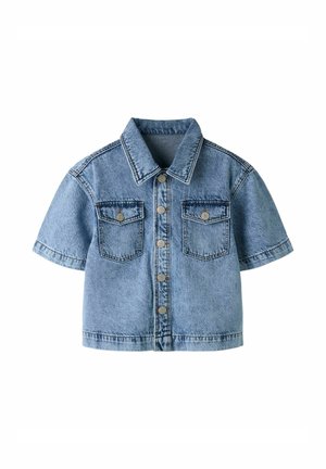 Jasnoniebieska jeansowa kurtka z krótkim rękawem, kołnierzykiem, zapięciem na guziki z przodu oraz dwoma zapinanymi na guziki kieszeniami na piersi, pokazana na białym tle.