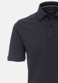 Polo shirt blu navy in morbido misto cotone, con colletto a bottoni, maniche corte e una sottile trama con orlo dritto.