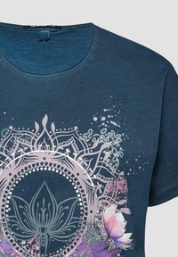 Blaues kurzärmeliges Hemd mit rundem Ausschnitt, vorne mit einem dekorativen Mandala- und Blumendesign in Pink-, Lila- und Silbertönen.