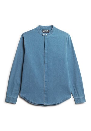 Blauwe denimshirt met lange mouwen, een ronde kraag, sluiting met knopen aan de voorkant en een subtiel textuurpatroon. Vrouwelijke snit met afgeronde zoom.