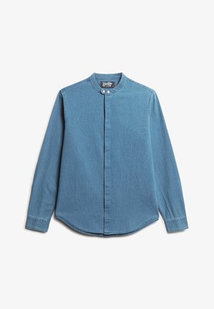 Blauwe denimshirt met lange mouwen, een ronde kraag, sluiting met knopen aan de voorkant en een subtiel textuurpatroon. Vrouwelijke snit met afgeronde zoom.