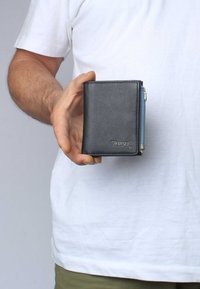 Portafoglio in pelle nera con finitura testurizzata, forma rettangolare, tasca laterale con zip e dettaglio del logo impresso.