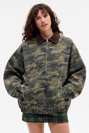 Camouflagejas van denim, met een corduroy kraag, elastische manchetten en een relaxte pasvorm. Patroon bevat tinten groen en zwart.