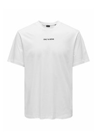 T-shirt bianco in cotone con maniche corte e scollatura rotonda, caratterizzato da un piccolo logo testuale nero "ONLY & SONS" centrato sul davanti.