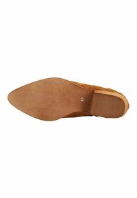 Suela de un zapato puntiagudo de ante color canela con talla 37 marcada cerca de la sección acanalada del tacón.